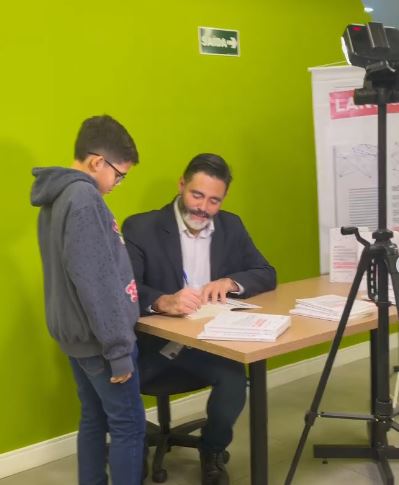 Julio Araujo autografando livros durante lançamento